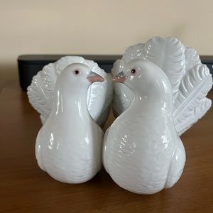 A pair of Lladro Kissing Doves. Including the original box